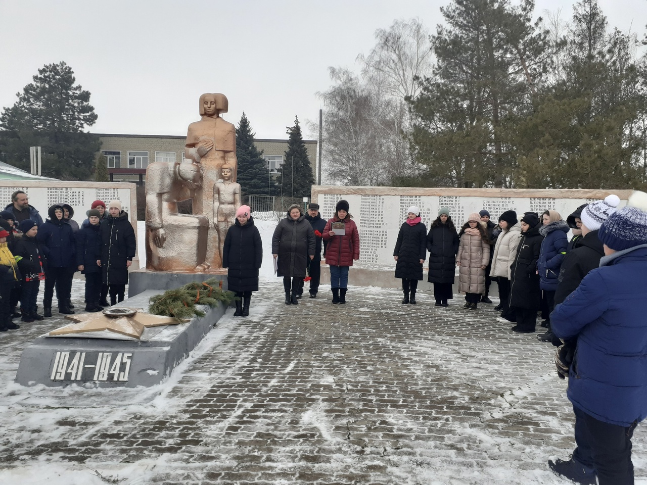 Митинг посвященный 80-й годовщине освобождения города Алексеевки и Алексеевского городского округа от немецко-фашистских захватчиков «Память она будет жить вечно»..