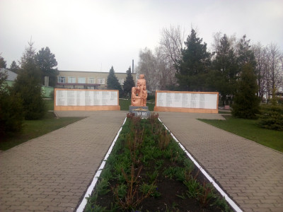Памятник-мемориальный комплекс погибшим односельчанам в период Великой Отечественной войны.